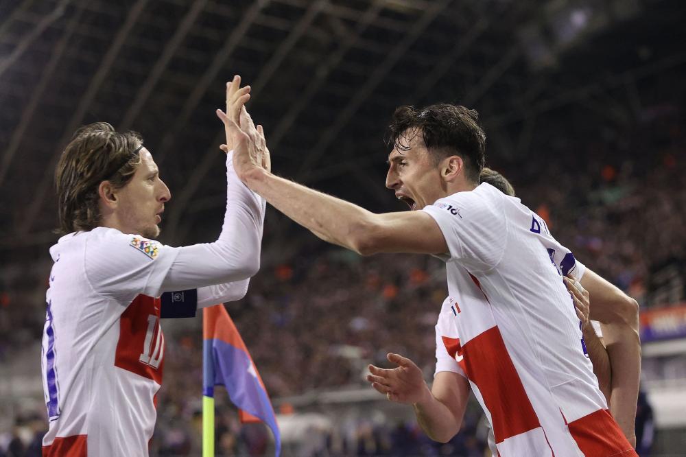 国足备战强度升级，全队深夜加练